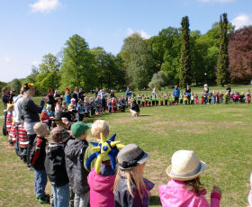 Kinder stehen im Kreis;  Schulen ans Netz e. V. (BIBER)