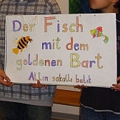 Gemaltes Plakat mit dem Text "Der Fisch mit dem goldenen Bart",  Grundschule Friedhofstrae, Familienzentrum Westkotter