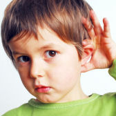 Junge hört aufmerksam © somenski - Fotolia.com