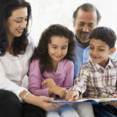 Eltern lesen mit Kindern © Cathy Yeulet/123rf