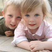 Zwei Kleinkinder; © photofey/fotolia