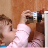 Kind an Heizung; © Dron - Fotolia.com