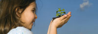 Kind mit Pflanze; © noam, Fotolia.com