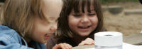 Kinder mit Lupenglas; © Schulen ans Netz e. V. (BIBER)