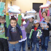 Kinder halten Bücher hoch; (c) Schulen ans Netz e.V. (BIBER) Kinder halten Bücher hoch; (c) Schulen ans Netz e.V. (BIBER)