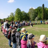 Kinder mit Hüten auf einer Wiese; © Maja Neupert