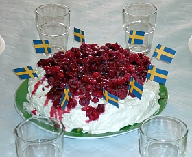 Himbeertorte mit schwedischen Fahnen;  Maja Neupert