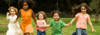Kinder rennen im Gras; © Istock / moxiegirl12