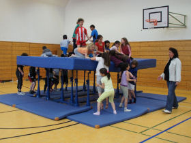 Kinder in der Turnhalle  Heinrich-Zille-Grundschule