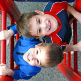 Zwei Jungen auf dem Spielplatz © sonya etchison - Fotolia.com