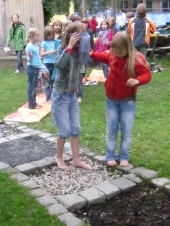 Auf dem Sinnes-Parcours © Evangelische Montessori Schulen Plauen