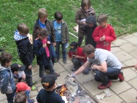 An der Feuerstelle © Evangelische Montessori Schulen Plauen