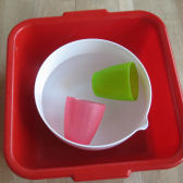 Plastikwanne mit Schüssel und zwei Plastikbechern; © (BIBER) Schulen ans Netz