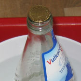 Münze auf der Flaschenöffnung; © (BIBER) Schulen ans Netz