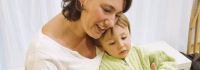 Mutter und Kind lesen ein Buch; Quelle: Jupiterimages
