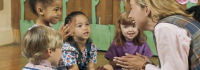 Kinder-Klatschspiel mit Erzieherin, copyright Jupiterimages