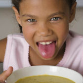 Mädchen isst Suppe; © JupiterImages