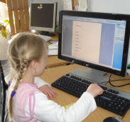 Mädchen am PC; © (BIBER) Schulen ans Netz