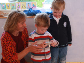 Kindergarten-Kinder mit Erzieherin beim Fotografieren;  (BIBER) Schulen ans Netz