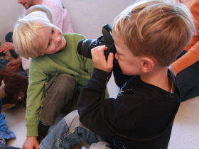 Kindergarten-Kinder fotografieren sich gegenseitig;  (BIBER) Schulen ans Netz