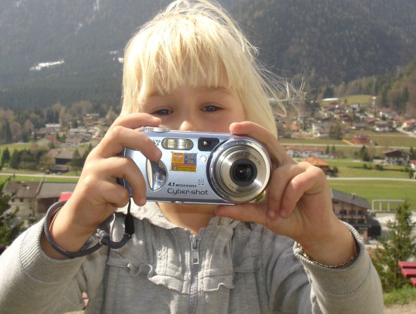 fotografierendes Kind;  (BIBER) Schulen ans Netz