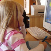 Mädchen arbeitet mit einem Grafik-Tablett
