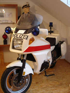 Polizeimotorrad;  (BIBER) Schulen ans Netz