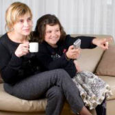 Frau mit Kind vor dem Fernseher; ©iStock