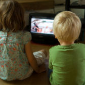  zwei Kinder vor dem Fernseher; iStock