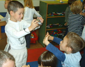 Kinder fotografieren sich; (c)media playing communities