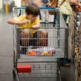 Kind im Einkaufswagen; © slobo/istock