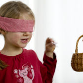 Mädchen als "Glücksfee"; © (BIBER) Schulen ans Netz