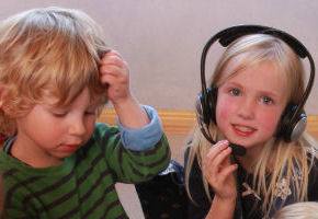 zwei Kinder im Medienprojekt; ein Kind mit Headset; © (BIBER) Schulen ans Netz