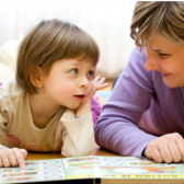 Kind und Erzieherin; ©istockphoto/Barbara