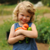Kind mit Gemüse; © iStockfoto/Yarinca