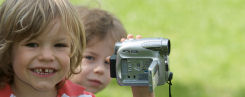 Kind mit Videokamera; © BIBER, Schulen ans Netz