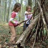 Kinder bauen eine Hütte im Wald; © Jupiterimages
