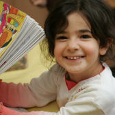 Kind mit Malheft; © (BIBER) Schulen ans Netz