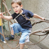 Junge im Klettergerüst; © (BIBER) Schulen ans Netz