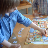 Kinder spielen "Unser kleiner Wörterladen"