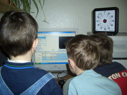 Kinder am PC; © (BIBER) Schulen ans Netz