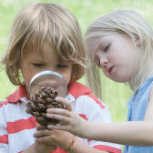 Kinder mit Lupe