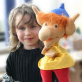 Kind mit Handpuppe Karlchen, ein Waldkobold;© (BIBER) Schulen ans Netz