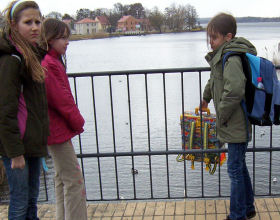 Die Geldbergabe auf einer Brcke;  (BIBER) Schulen ans Netz