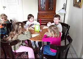 Kinder am Tisch sitzend im Kaffeehaus;  (BIBER) Schulen ans Netz