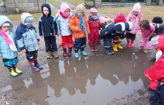 Kinder spiegeln sich in einer Pftze;  (BIBER) Schulen ans Netz