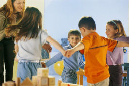 Kindergartenkinder im Kreisspiel; Quelle: JupiterImages