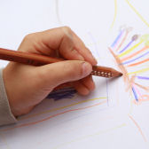 Kinderhand mit Buntstift