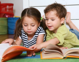 zwei Kinder mit Bchern; Quelle istockphoto/Ekaterina Monakhova