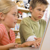 Mädchen und Junge am Notebook; Quelle: Jupiterimages